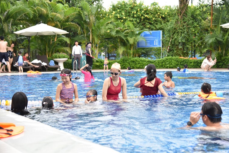 Xả hơi dịp lễ, người dân chuộng nghỉ dưỡng 5 sao ảnh 6