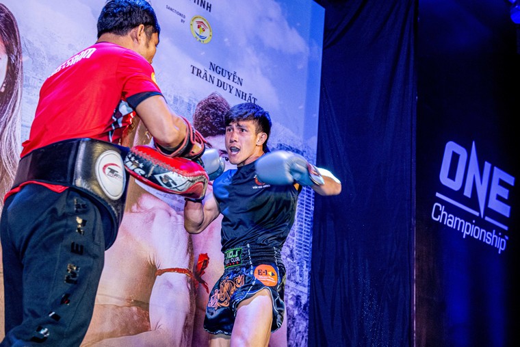 Các võ sĩ Việt Nam trình diễn kỹ năng võ thuật tại sự kiện ONE: IMMORTAL TRIUMPH Open Workout ảnh 2