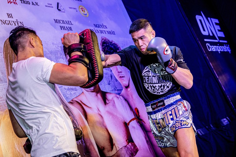 Các võ sĩ Việt Nam trình diễn kỹ năng võ thuật tại sự kiện ONE: IMMORTAL TRIUMPH Open Workout ảnh 4
