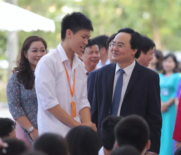 Thủ tướng Nguyễn Xuân Phúc đánh trống khai giảng năm học mới ảnh 8