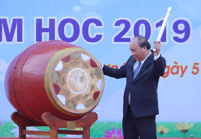 Thủ tướng Nguyễn Xuân Phúc đánh trống khai giảng năm học mới ảnh 5