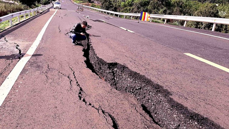 Đường gần 250 tỷ vừa làm xong đã nứt toác hàng trăm mét vì mưa lớn ảnh 1