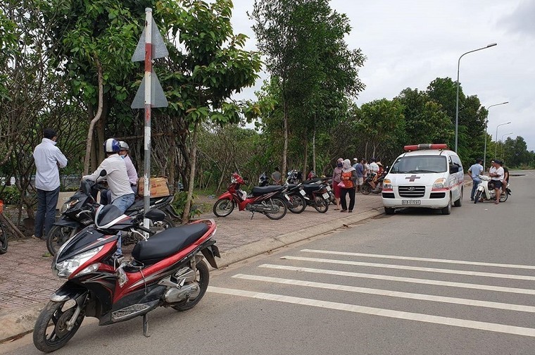 Tá hỏa phát hiện người đàn ông chết trong tư thế treo cổ bên sông Sài Gòn ảnh 1