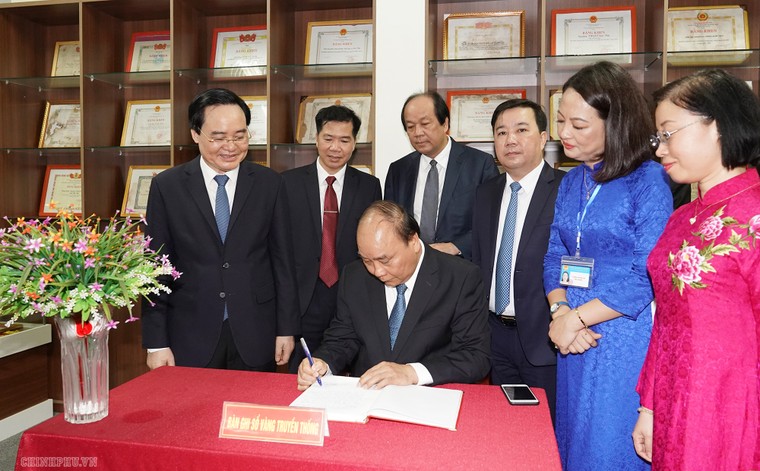 Thủ tướng Nguyễn Xuân Phúc đánh trống khai giảng năm học mới ảnh 9