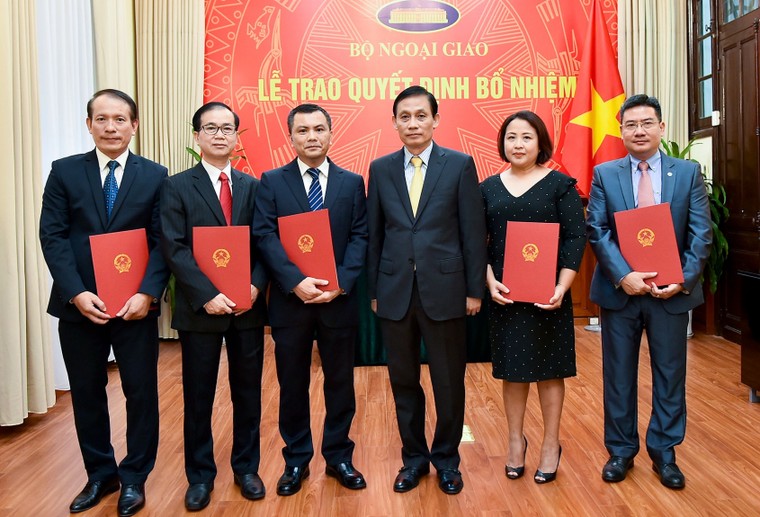 Phó Thủ tướng, Bộ trưởng Ngoại giao trao quyết định bổ nhiệm 2 Tổng Lãnh sự ảnh 4