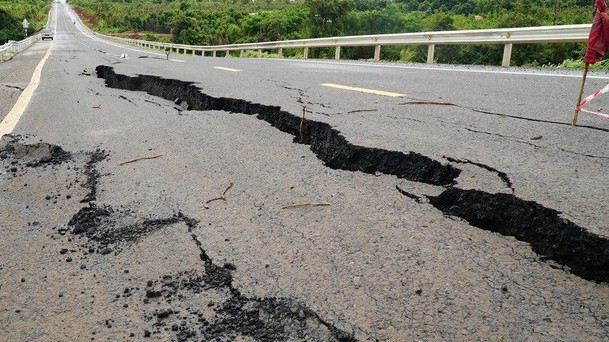 Xác minh nguyên nhân đường 250 tỷ vừa làm xong đã nứt toác hàng trăm mét ảnh 1