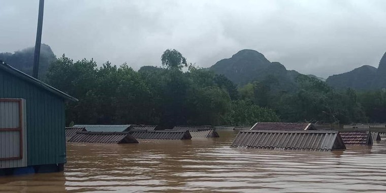 Nhà phao - 'vị thần' cứu cánh cho người dân vùng lũ ảnh 3