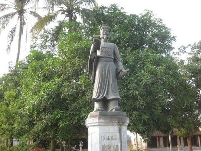 Sinh thời, vị quan này từng được so sánh với ai?