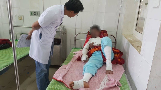 Quảng Trị: Vừa chơi game vừa sạc điện thoại, nam thanh niên bị bỏng nặng ảnh 1