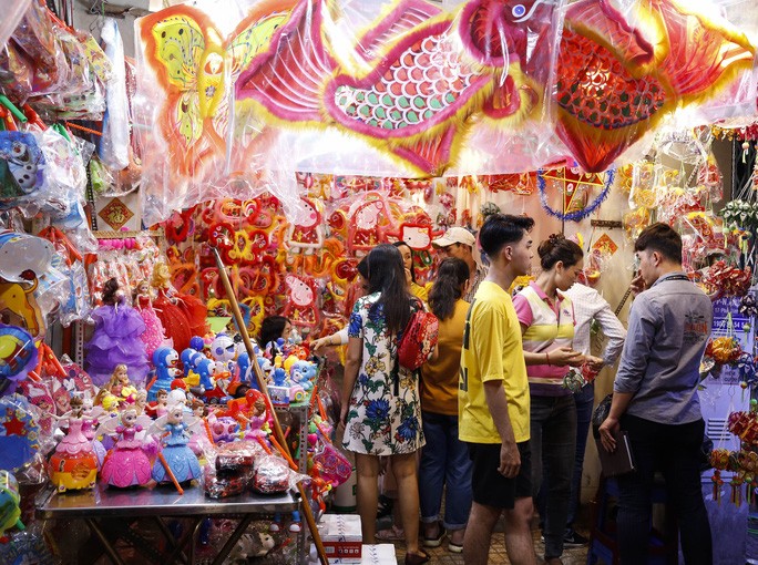 Lung linh sắc màu phố lồng đèn Lương Nhữ Học ảnh 1