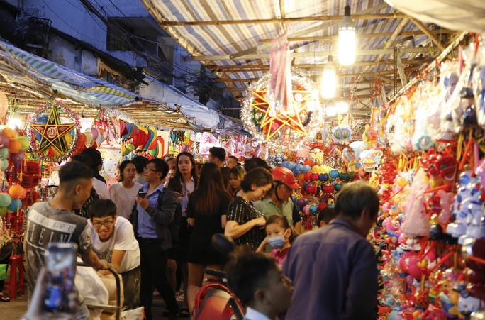 Lung linh sắc màu phố lồng đèn Lương Nhữ Học ảnh 2