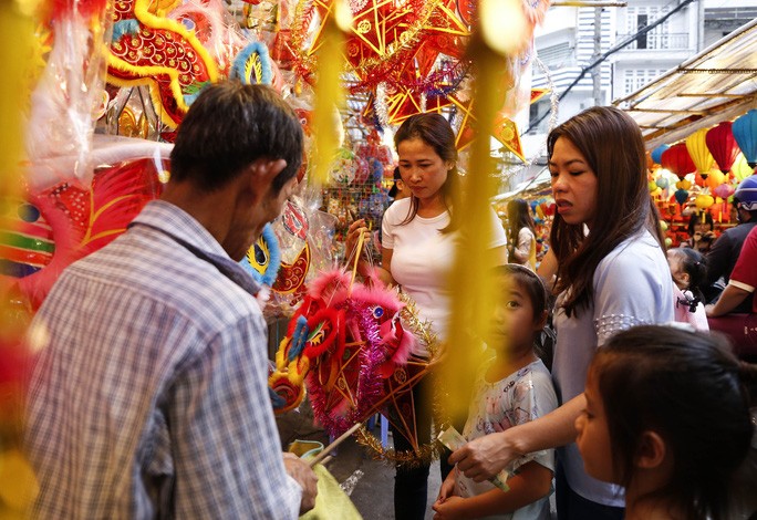 Lung linh sắc màu phố lồng đèn Lương Nhữ Học ảnh 5