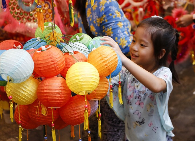 Lung linh sắc màu phố lồng đèn Lương Nhữ Học ảnh 6