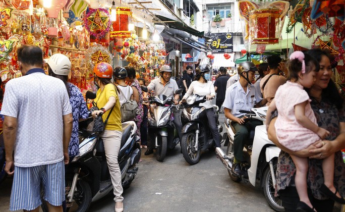 Lung linh sắc màu phố lồng đèn Lương Nhữ Học ảnh 8