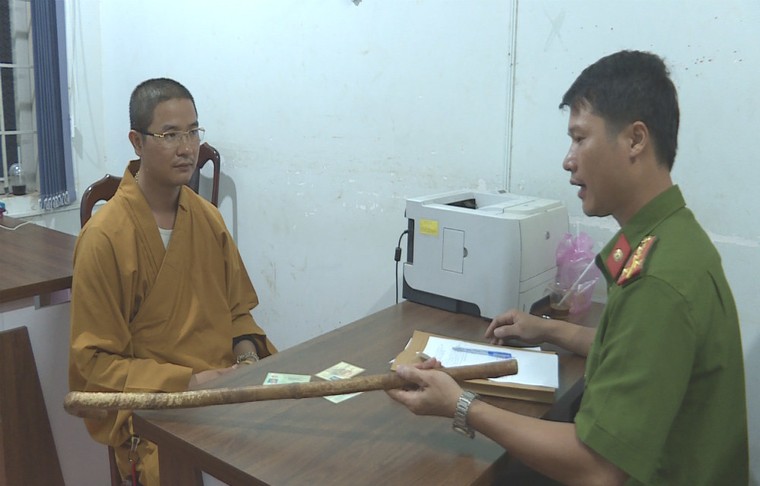 Thầy chùa đập bể kính ô tô của người đi đường có nhiều biểu hiện bất thường ảnh 2