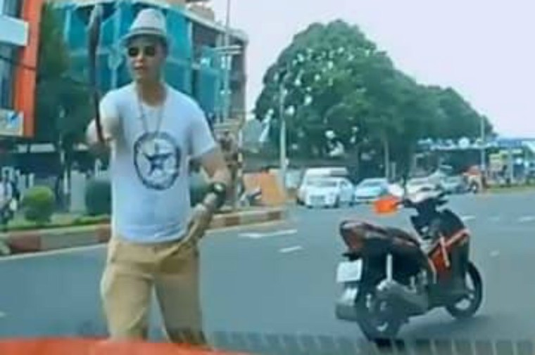 Thầy chùa đập bể kính ô tô của người đi đường có nhiều biểu hiện bất thường ảnh 1