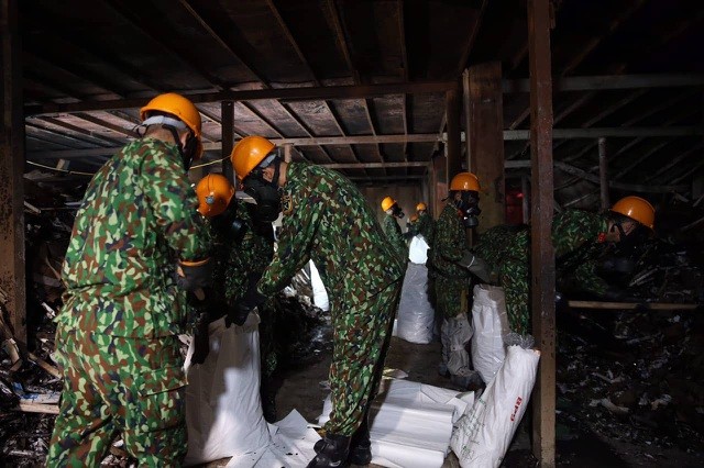 Toàn cảnh việc tẩy độc tại hiện trường vụ cháy Rạng Đông của bộ đội Hóa học ảnh 4