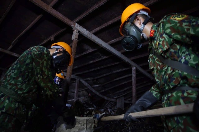 Toàn cảnh việc tẩy độc tại hiện trường vụ cháy Rạng Đông của bộ đội Hóa học ảnh 3
