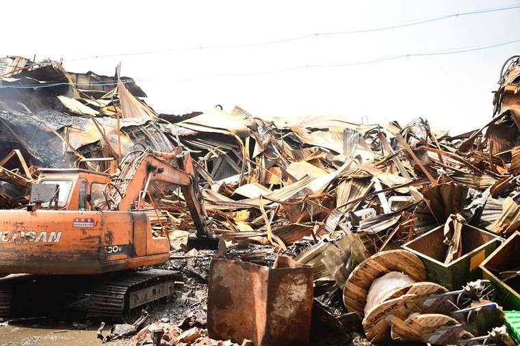 Toàn cảnh việc tẩy độc tại hiện trường vụ cháy Rạng Đông của bộ đội Hóa học ảnh 15