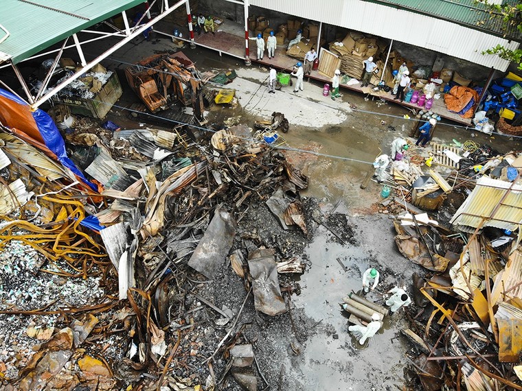 Toàn cảnh việc tẩy độc tại hiện trường vụ cháy Rạng Đông của bộ đội Hóa học ảnh 1