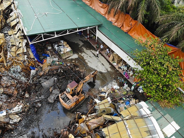 Toàn cảnh việc tẩy độc tại hiện trường vụ cháy Rạng Đông của bộ đội Hóa học ảnh 2