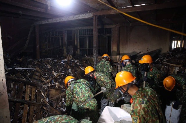 Toàn cảnh việc tẩy độc tại hiện trường vụ cháy Rạng Đông của bộ đội Hóa học ảnh 6