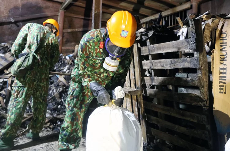 Toàn cảnh việc tẩy độc tại hiện trường vụ cháy Rạng Đông của bộ đội Hóa học ảnh 7