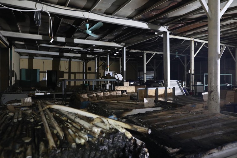 Toàn cảnh việc tẩy độc tại hiện trường vụ cháy Rạng Đông của bộ đội Hóa học ảnh 9