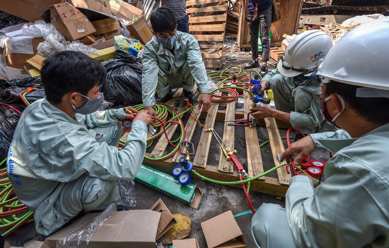 Toàn cảnh việc tẩy độc tại hiện trường vụ cháy Rạng Đông của bộ đội Hóa học ảnh 10