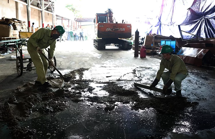 Toàn cảnh việc tẩy độc tại hiện trường vụ cháy Rạng Đông của bộ đội Hóa học ảnh 11