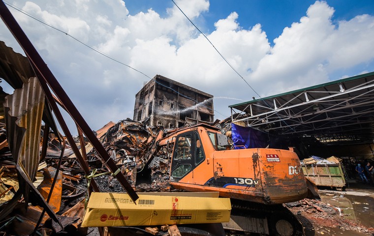 Toàn cảnh việc tẩy độc tại hiện trường vụ cháy Rạng Đông của bộ đội Hóa học ảnh 12