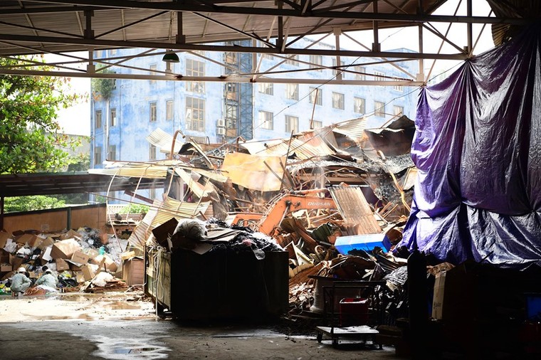 Toàn cảnh việc tẩy độc tại hiện trường vụ cháy Rạng Đông của bộ đội Hóa học ảnh 13