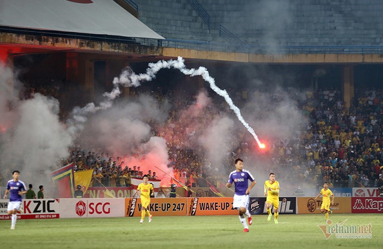 VPF lên tiếng sau sự cố pháo sáng khiến cổ động viên nữ nhập viện ảnh 4