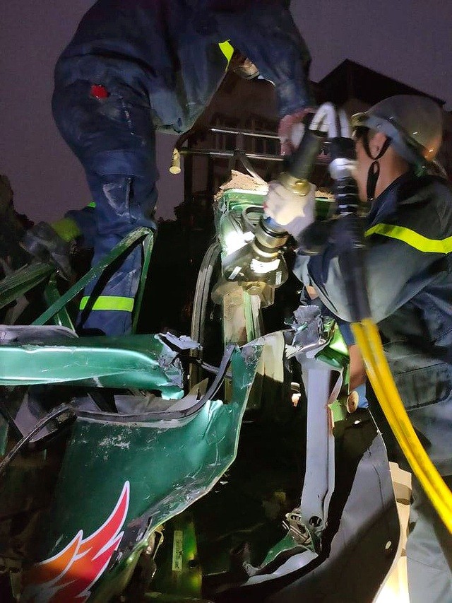 Cảnh sát phá cửa, cắt cabin xe tải cứu tài xế sau tai nạn liên hoàn ảnh 1