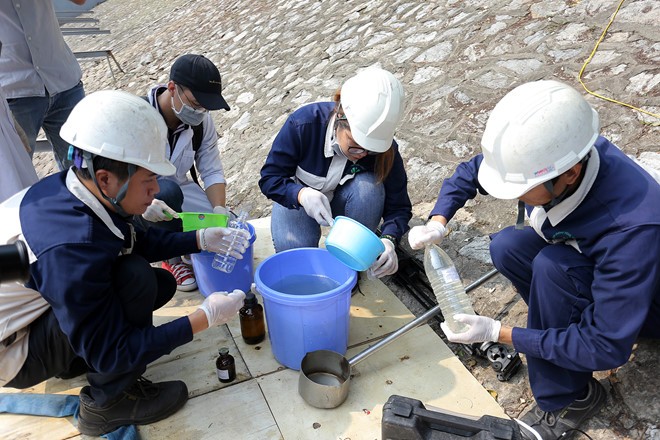 Thả 100 con cá Koi xuống sông Tô Lịch và Hồ Tây để chứng minh nước sạch ảnh 1