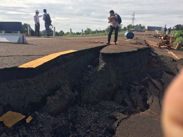 Toàn cảnh đoạn đường tránh 250 tỷ bị hư hỏng nghiêm trọng ảnh 2