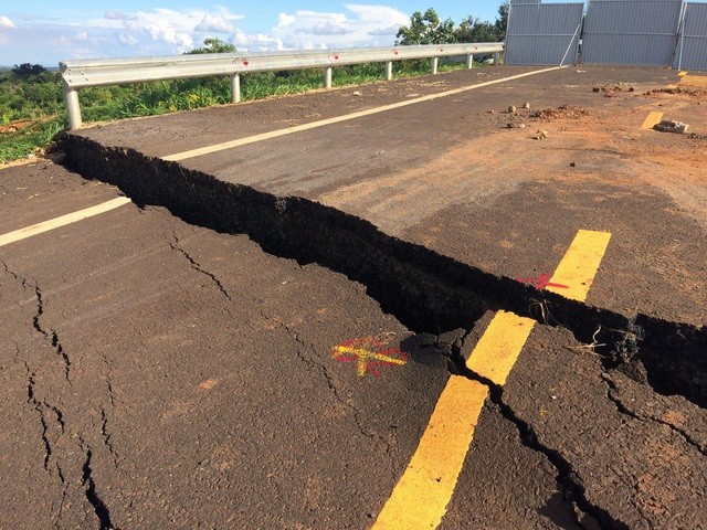 Toàn cảnh đoạn đường tránh 250 tỷ bị hư hỏng nghiêm trọng ảnh 5
