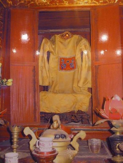 Ông được vua Lê Thánh Tông ban cho mấy chữ vàng sau khi đỗ trạng nguyên ở Trung Quốc?