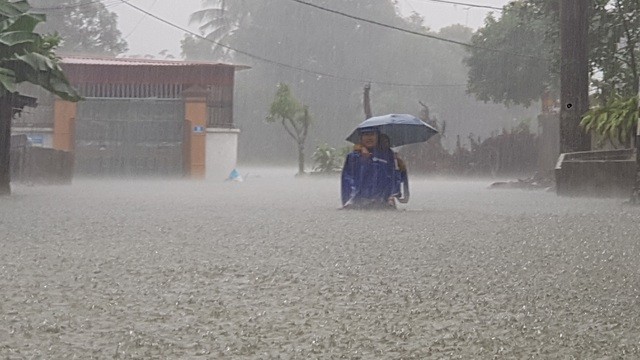Mưa lớn kéo dài, thành phố Vinh chìm trong biển nước ảnh 2