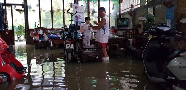 Mưa lớn kéo dài, thành phố Vinh chìm trong biển nước ảnh 8