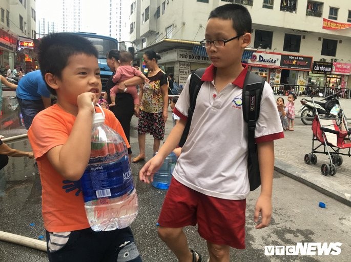 Sau sự cố nước mùi khét, nhiều trường học chuyển sang dùng nước đóng bình ảnh 2