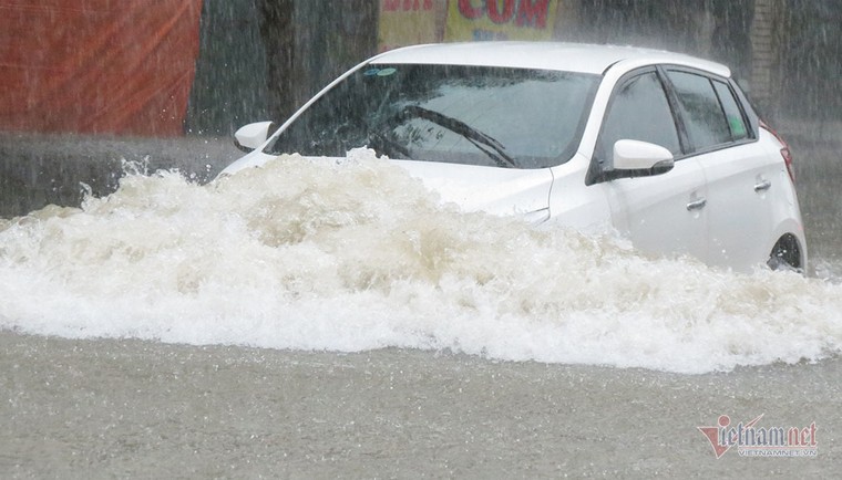 Mưa lớn kéo dài, thành phố Vinh chìm trong biển nước ảnh 18