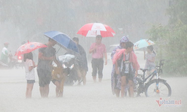 Mưa lớn kéo dài, thành phố Vinh chìm trong biển nước ảnh 20
