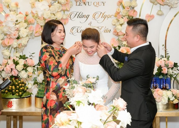 Giang Hồng Ngọc rạng rỡ trong ngày ăn hỏi với chồng sắp cưới ảnh 4