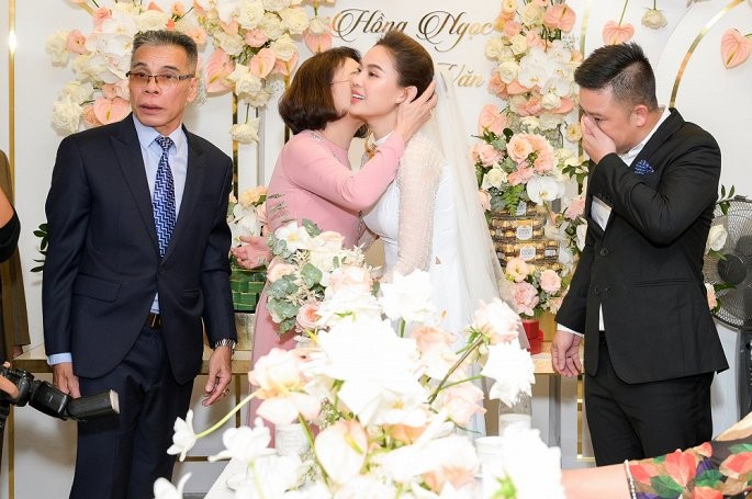 Giang Hồng Ngọc rạng rỡ trong ngày ăn hỏi với chồng sắp cưới ảnh 5