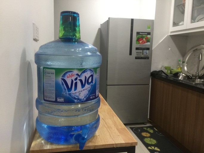 Ngăn chặn 'chặt chém' giá nước đóng chai ở Hà Nội sau vụ nước sông Đà nhiễm dầu ảnh 1