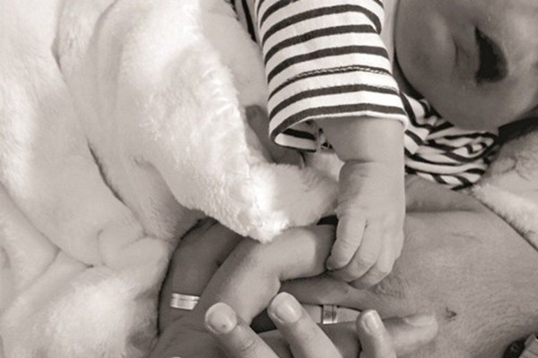 Đình chỉ bác sĩ siêu âm tắc trách khiến bé trai chào đời không có mắt, mũi ảnh 1