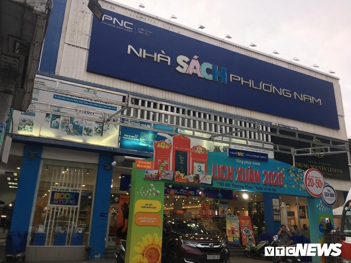 Nghi vấn sách in hình 'đường lưỡi bò' được bày bán trong hệ thống: Phương Nam nói gì? ảnh 1