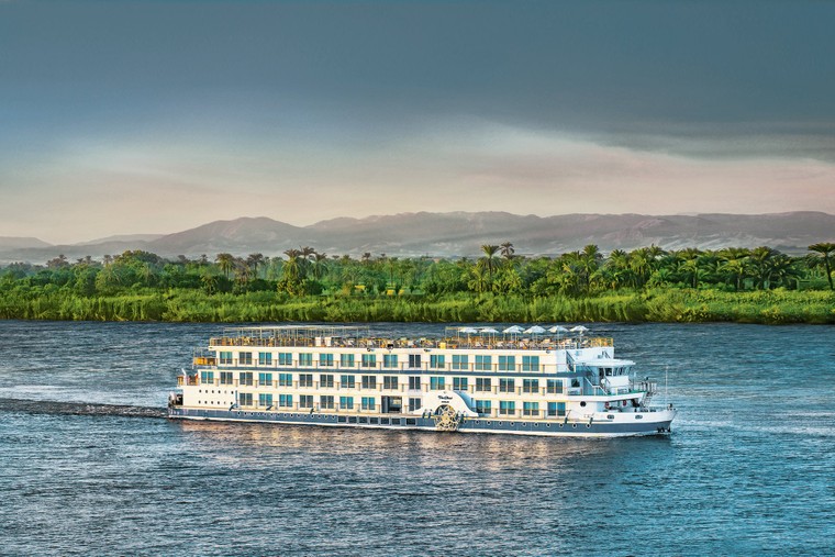 Dòng sông dài hơn 6.800 km, chảy qua 11 nước là con sông nào sau đây?