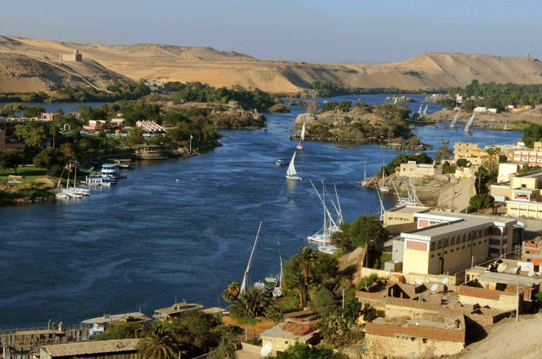 Sông Nile đổ ra biển nào?